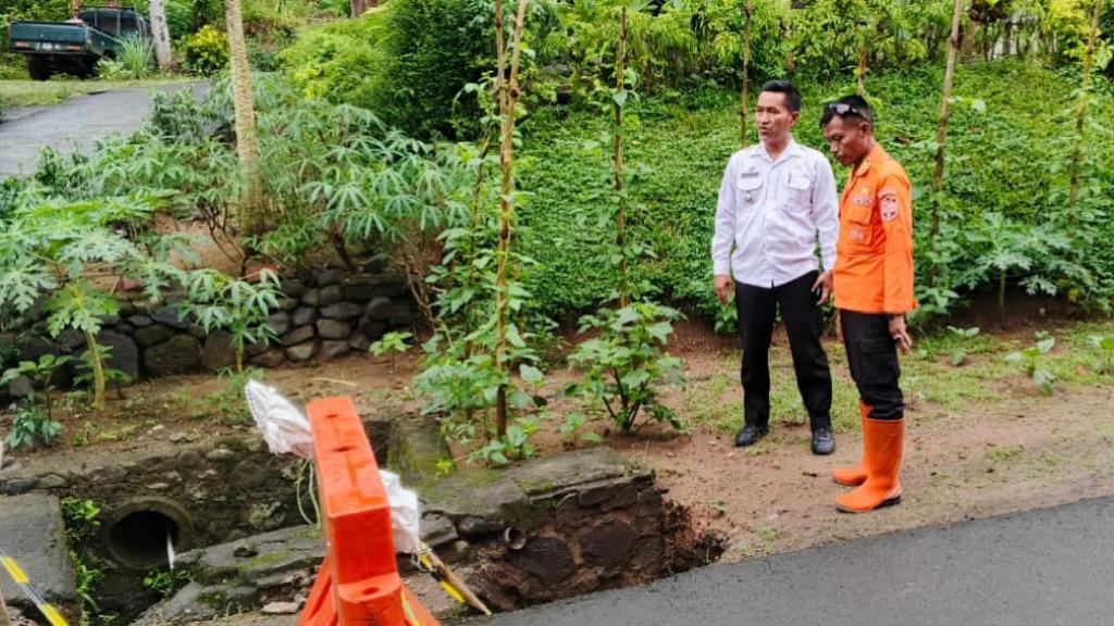 Hujan Deras Picu Banjir dan Longsor di Cisaga Ciamis, Badan Jalan Ambles Sepanjang 9 Meter