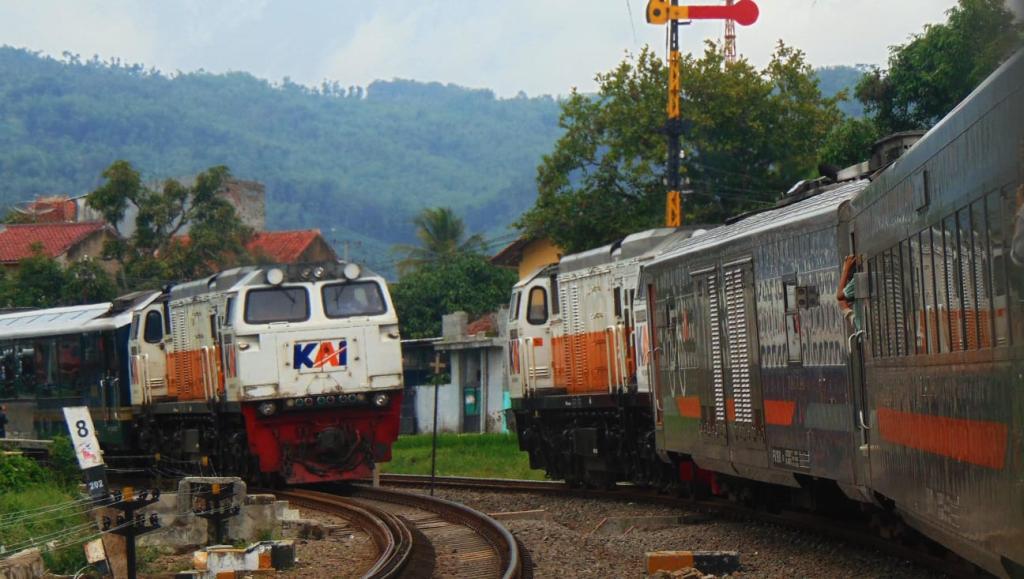 KAI Daop 2 Bandung Catat Ketepatan Waktu Kereta Penumpang Capai 99,68 Persen