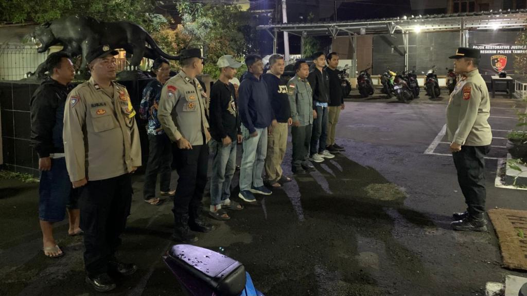 Polsek Tawang Gelar Apel Malam Bersama Warga untuk Jaga Kondusivitas