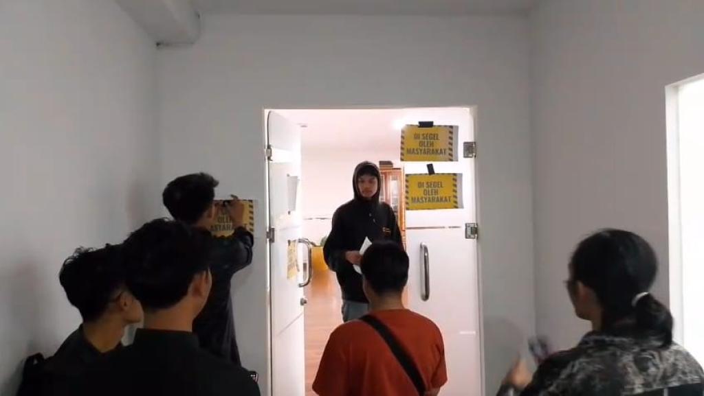 Warga Parungponteng Segel Ruang Kerja Bupati Tasikmalaya