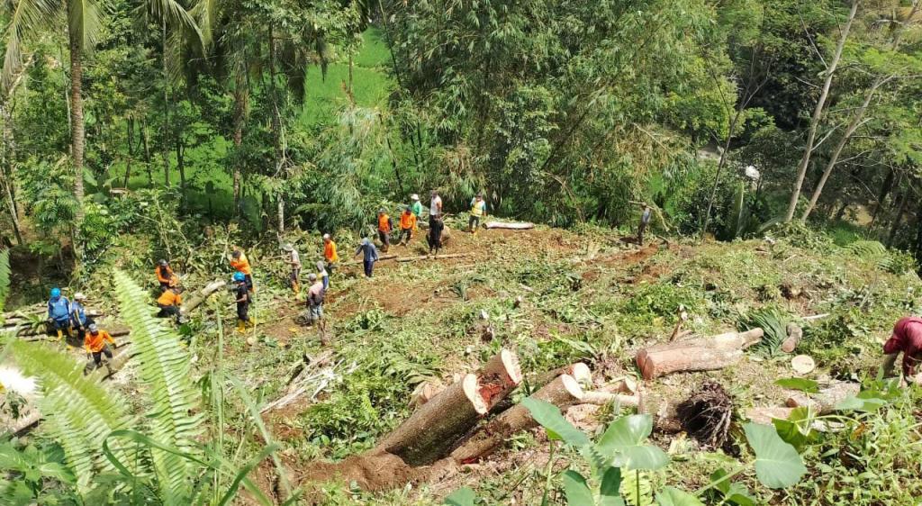 Warga dan Petugas Gabungan Bersihkan Longsor yang Tutup Akses Jalan Empat Desa di Tasikmalaya
