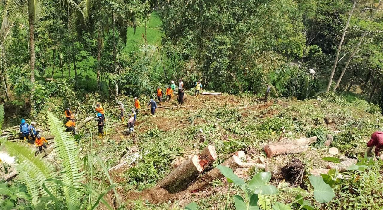 Warga dan Petugas Gabungan Bersihkan Longsor yang Tutup Akses Jalan Empat Desa di Tasikmalaya