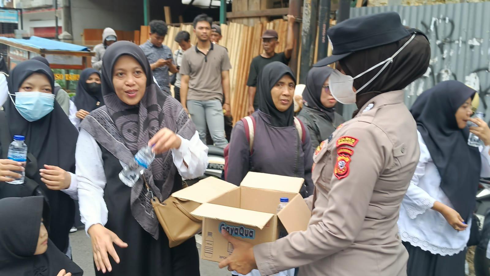Aksi Unjuk Rasa Guru Madrasah di DPRD Kota Tasikmalaya, Polwan Polres Tunjukkan Kepedulian