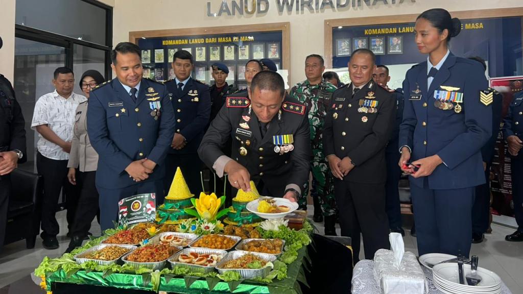 HUT ke-80 TNI, Polres Tasikmalaya Kota Bagikan Tumpeng ke Enam Mako TNI