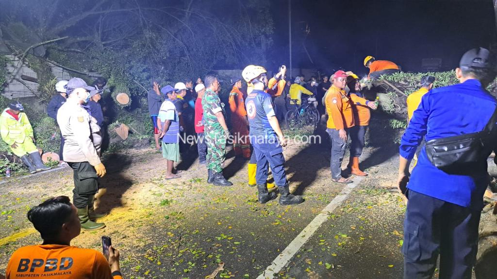 Arus Lalin Dialihkan Via Cihaurbeuti Ciamis Imbas Pohon Tumbang Tutup Jalur Nasional Cisayong–Rajapolah