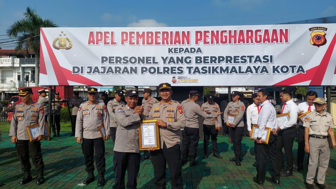 Bahagianya Aipda Mohamad Dimiyati Dapat Hadiah Umrah Dari Kapolres Tasikmalaya Kota AKBP Moh Faruk