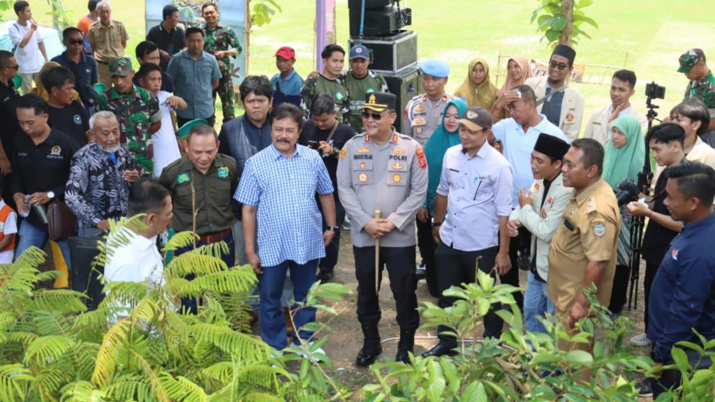 Gerakan 10 Ribu Pohon di Ciamis, Kapolres Ajak Wujudkan “Satu Produk Satu Desa”