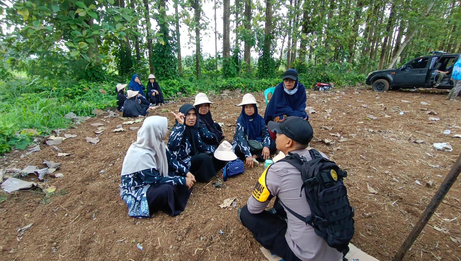 Bangun Kedekatan, Bhabinkamtibmas di Banjar Ajak Ibu-Ibu KWT Manfaatkan Pekarangan untuk Ketahanan Pangan