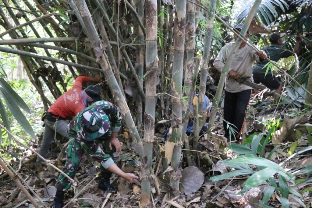 Warga Sukamulya Sumbang Bambu untuk TMMD Ciamis, Bukti Nyata Gotong Royong Bangun Desa