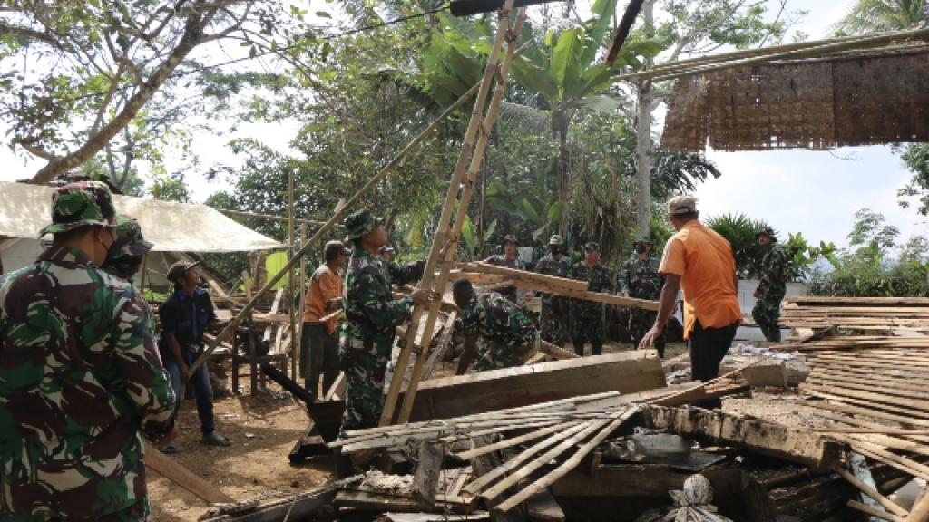 TMMD Kodim 0613 Ciamis Bedah Rumah Tak Layak Huni, Bukti Nyata Kemanunggalan TNI dan Rakyat