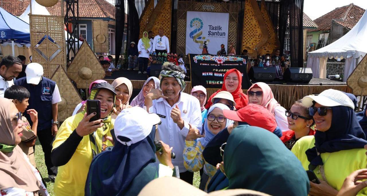 Kehadiran Diky Chandra di Raksa Budaya Sunda Bawa Kebahagiaan Warga Cipedes, HUT ke-24 Kota Tasikmalaya Jadi Pesta Rakyat, Bukan Seremoni PNS