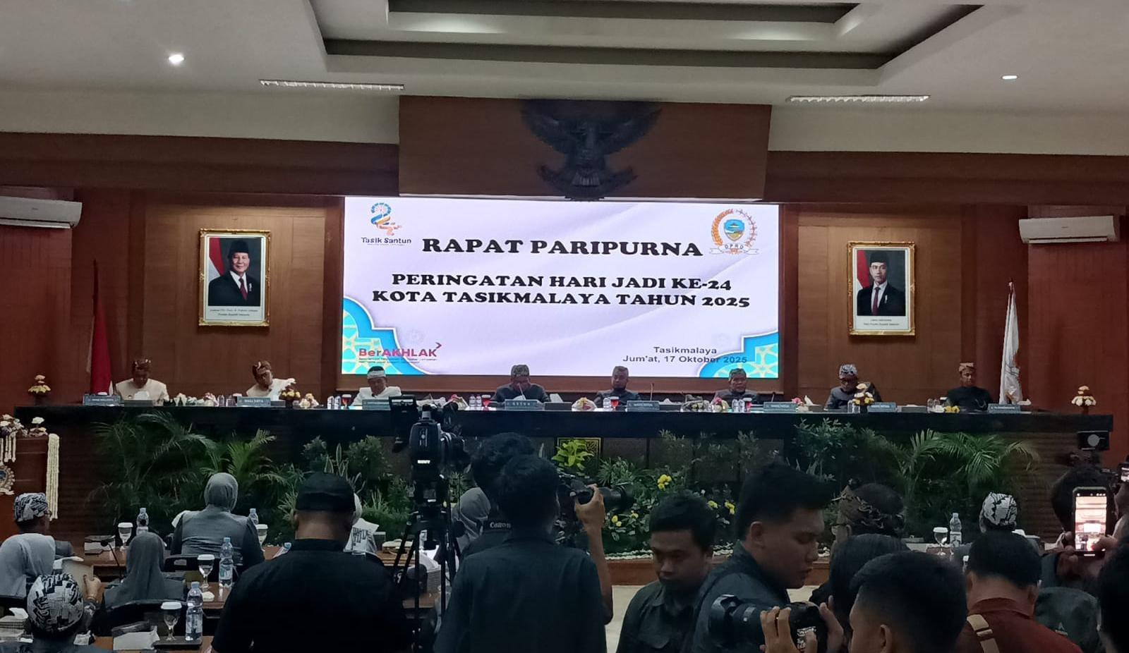 Gubernur Dedi Mulyadi Sentil AC Ruang Paripurna DPRD Kota Tasikmalaya yang Menguning dan Panas