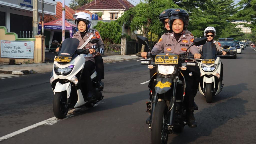 Patroli Mojang Lodaya Polwan Polres Ciamis Pastikan Kamtibmas Kondusif di Pusat Keramaian
