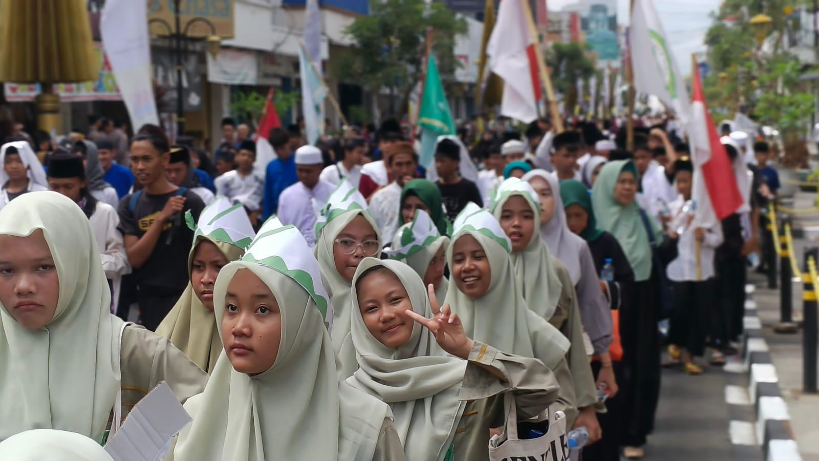 Keseruan HSN 2025 di Kota Tasikmalaya, Ribuan Santri Turun ke Jalan Ikuti Kirab