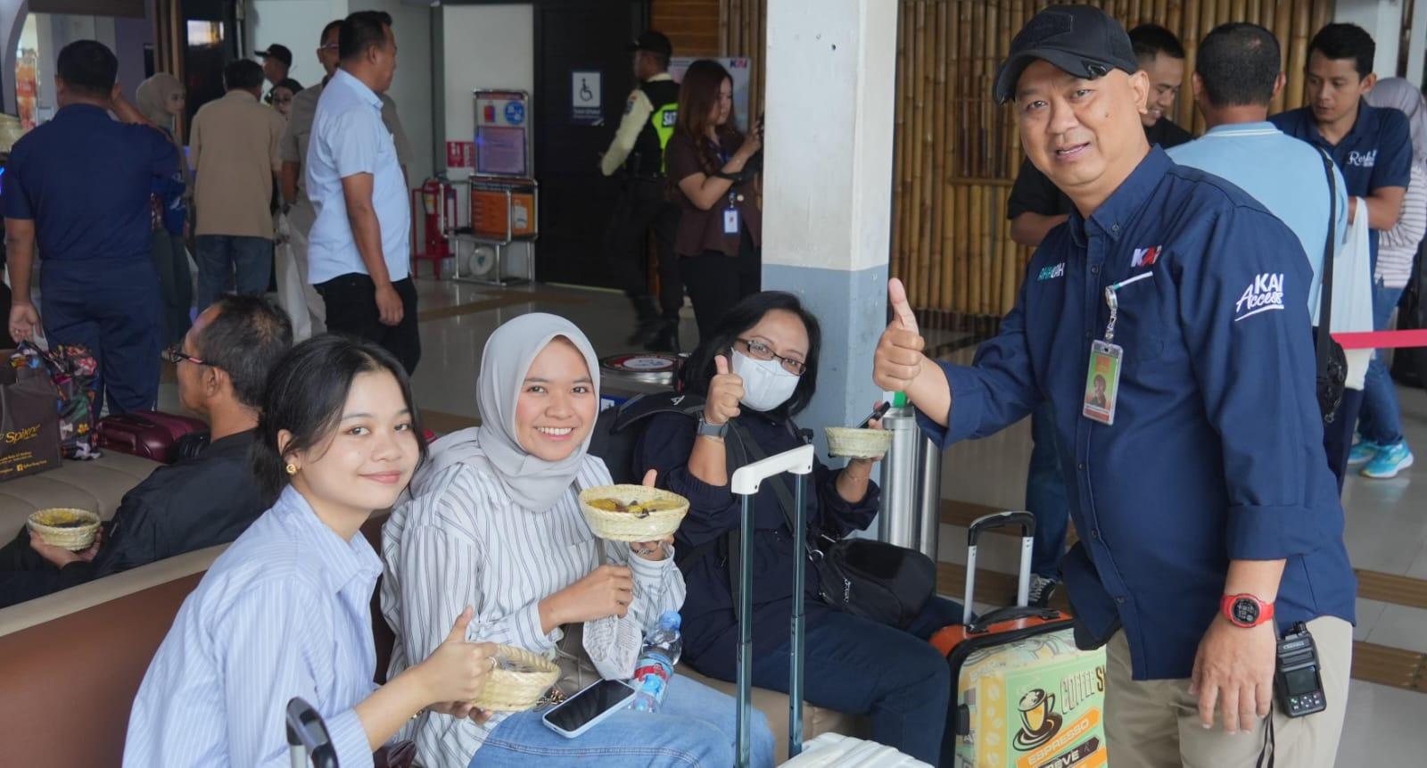 KAI Daop 2 Bandung Bagikan Pangan Lokal untuk Peringati Hari Pangan Sedunia