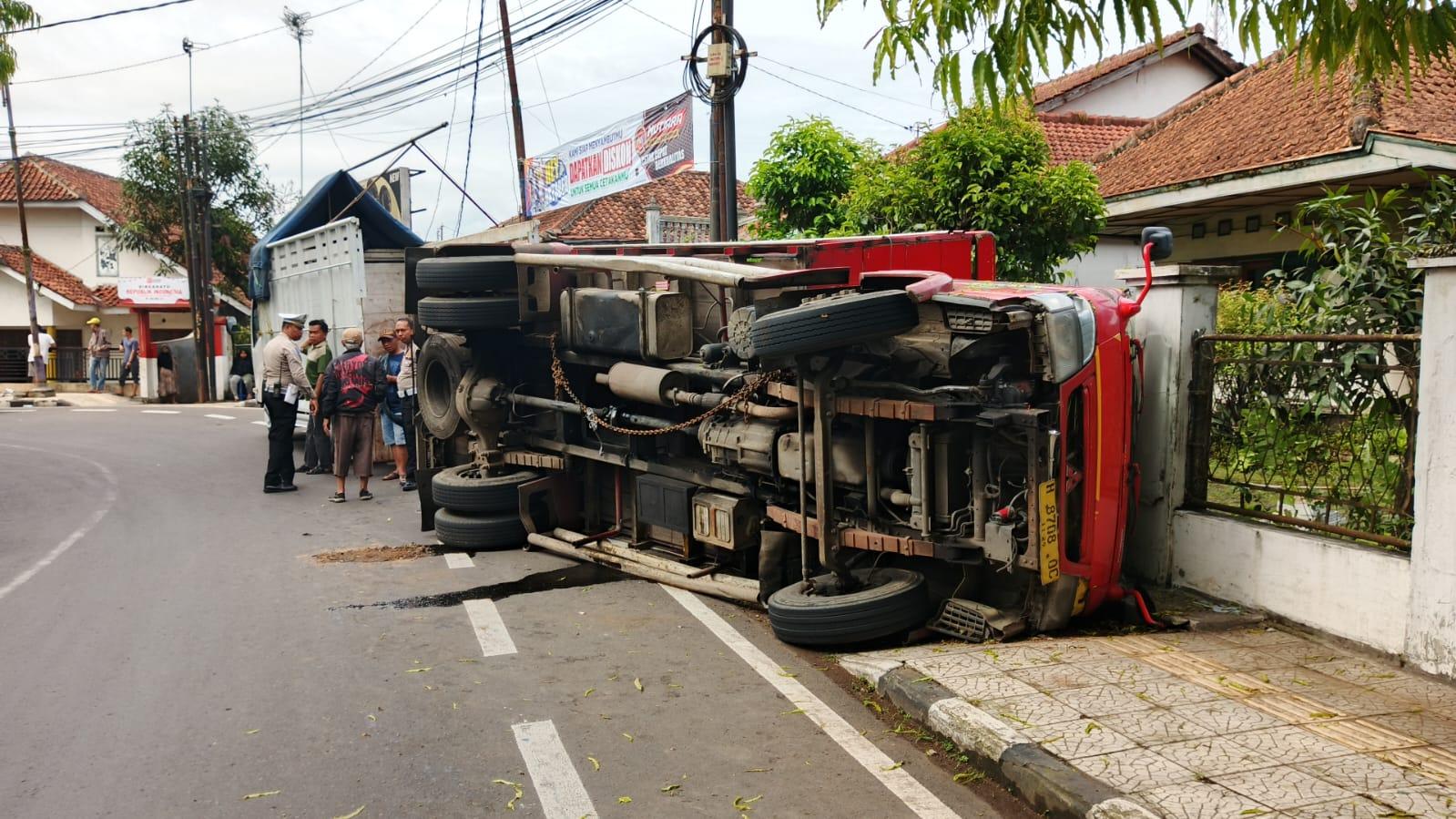 Truk Bermuatan Wortel Terguling di Tikungan Sari Pohaci Ciamis, Diduga Sopir Lelah dan Rem Blong