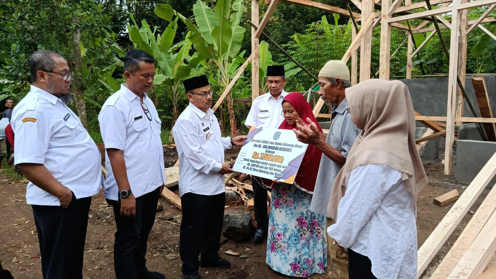 Ida Wahida Salurkan Zakat Rp7,5 Juta untuk Bedah Rumah Warga Banjar