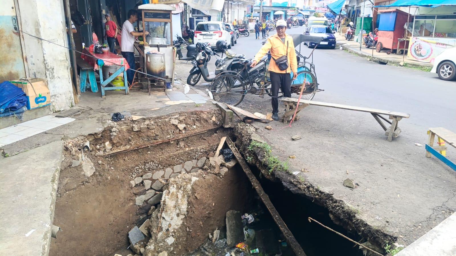 Trotoar di Jalan Empang Tasikmalaya Ambles, Dua Gerobak Bakso Terperosok ke Saluran Air