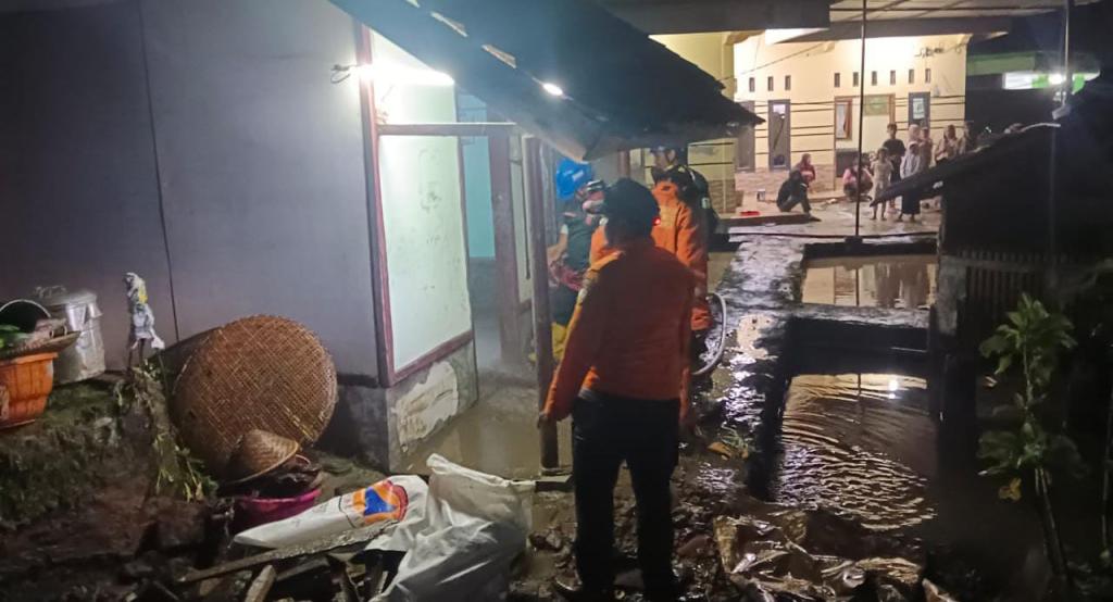 Selain Rendam Rumah, Banjir di Sukaratu Juga Terjang Sawah dan Kolam Ikan