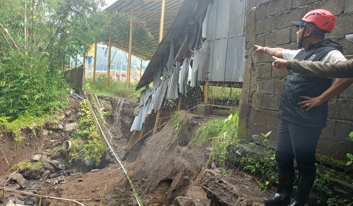 Tinjau Lokasi Terdampak Banjir di Sukaratu, Wabup Tasikmalaya Minta Anak Sungai Cibanjaran Segera Dinormalisasi