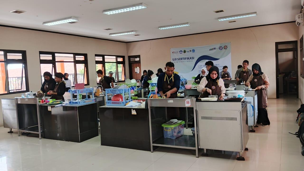 16 Juru Masak MBG Ciamis Ikuti Pelatihan dan Uji Sertifikasi Profesi