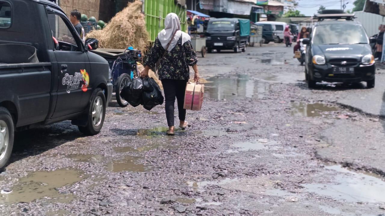 Prihatin! Jalan di Kawasan Pasar Cikurubuk Rusak Parah, Pedagang dan Pengunjung Keluhkan Minimnya Perhatian Pemerintah