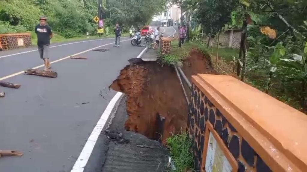 Separuh Badan Jembatan Cikaleho Longsor, Arus Lalu Lintas Ciamis–Cirebon Terganggu