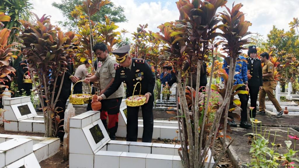 Peringati Hari Pahlawan, Polres Ciamis Teladani Semangat Juang Lewat Tabur Bunga di TMP