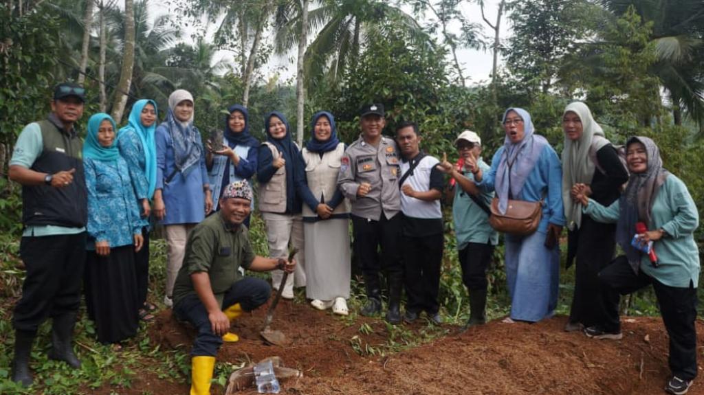 Jaga Kelestarian Alam, Polsek Cipaku Bersama Warga Bersihkan Lingkungan dan Tanam Pohon