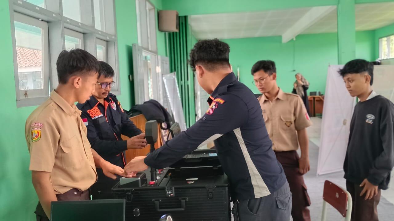Unit Identifikasi Satreskrim Polres Tasikmalaya Kota Berikan Layanan Sidik Jari di MA Nurul Falah Kawalu