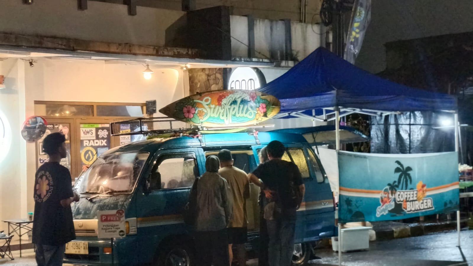 Inspiratif! Pemuda Ubah Mobil Tua Jadi Kafe Berjalan, Raih Omzet hingga 70 Persen Berkat HiFi Air Indosat