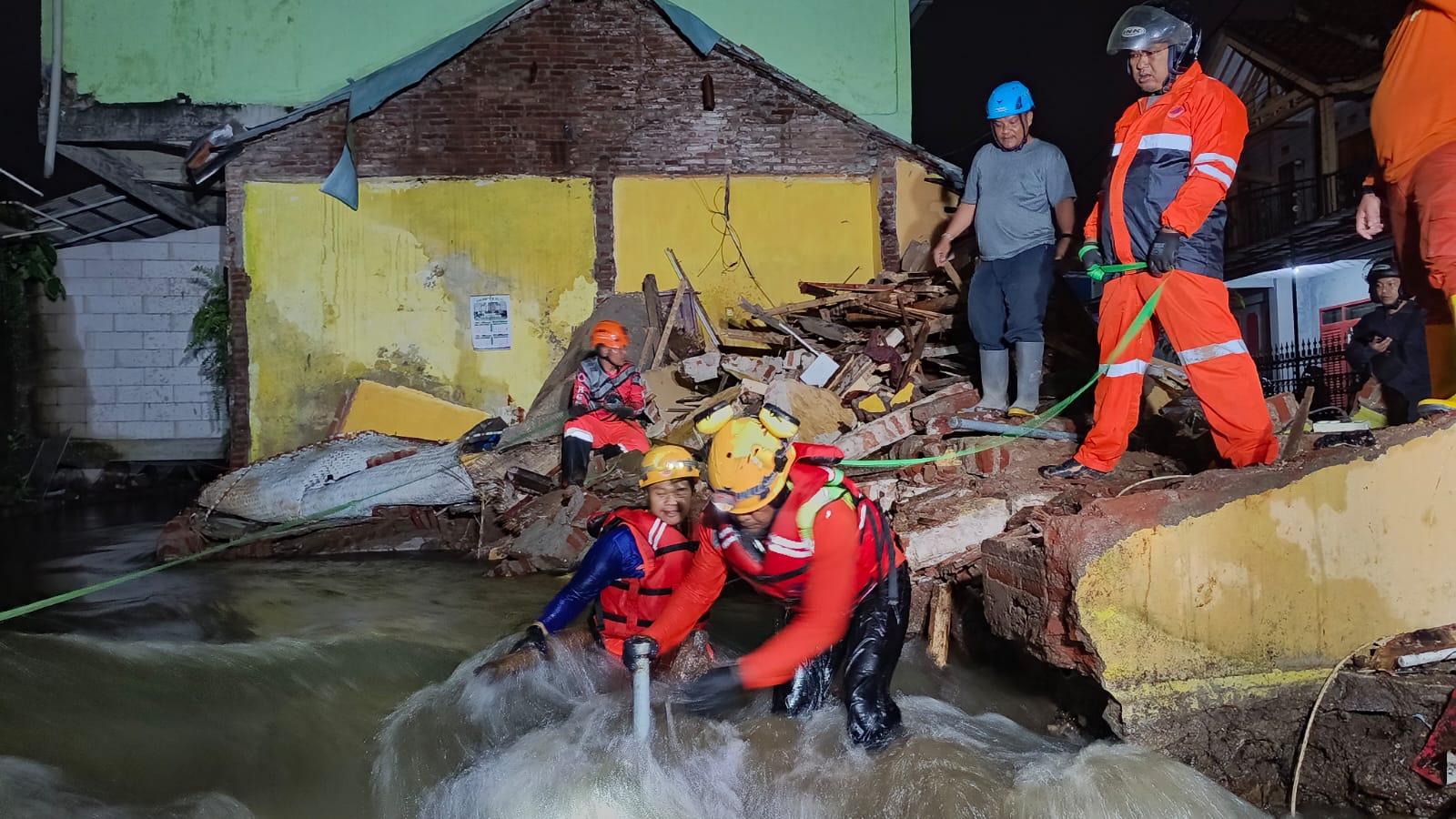 Evakuasi Dramatis Material Rumah Ambruk, BPBD Kota Tasikmalaya Turun ke Dasar Sungai Saat Arus Deras