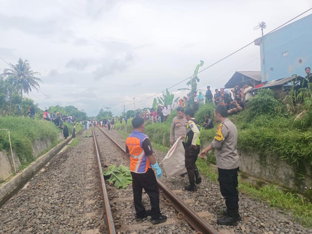 Dua Warga Tewas Tertabrak Kereta Api di Awipari Tasikmalaya, Polisi Lakukan Olah TKP