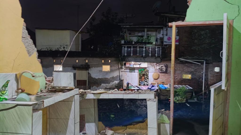 Sedang Mandi Langsung Locat, Pemilik Rumah Selamat dari Longsor di Ampera Tasikmalaya