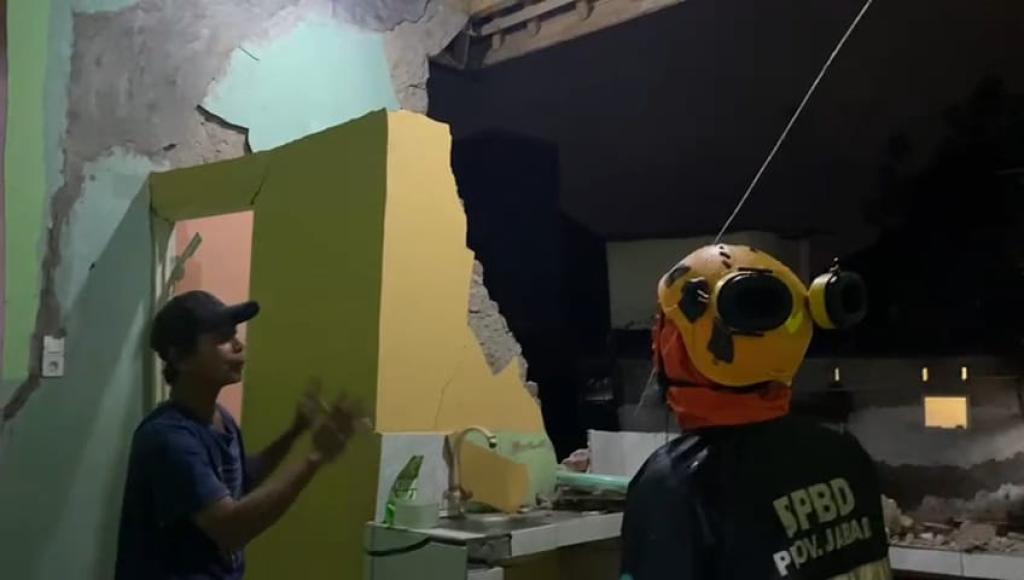 Korban Longsor di Ampera Tasikmalaya Harus Mengungsi, BPBD Bantu Evakuasi Perabotan Rumah