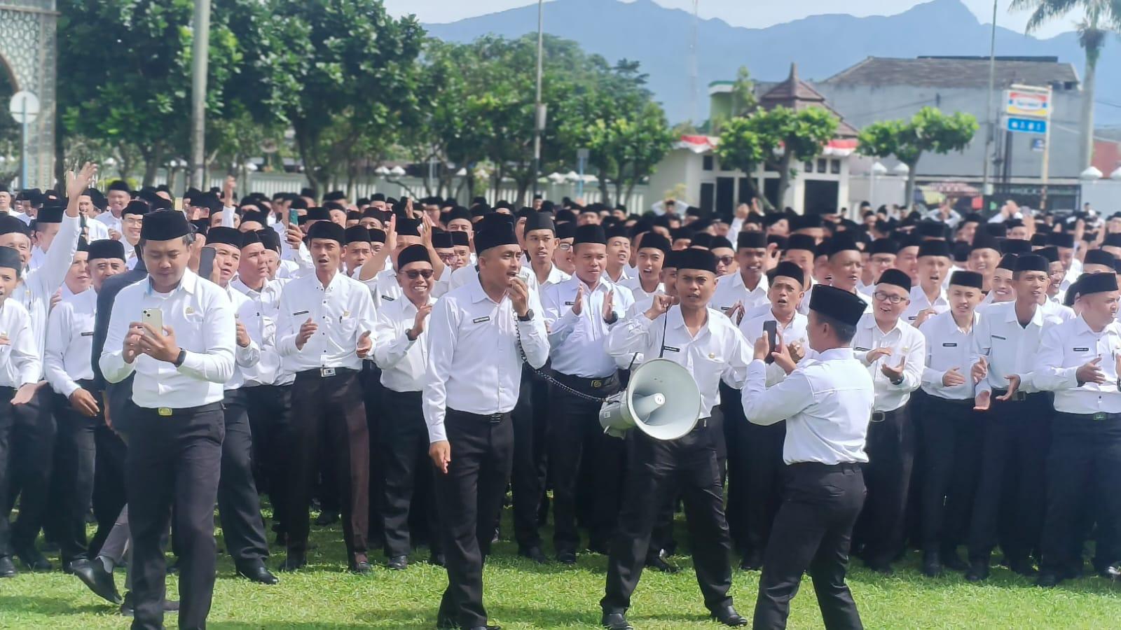 Pelantikan 1.855 PPPK Paruh Waktu di Tasikmalaya Diwarnai Tangis Haru dan Selebrasi