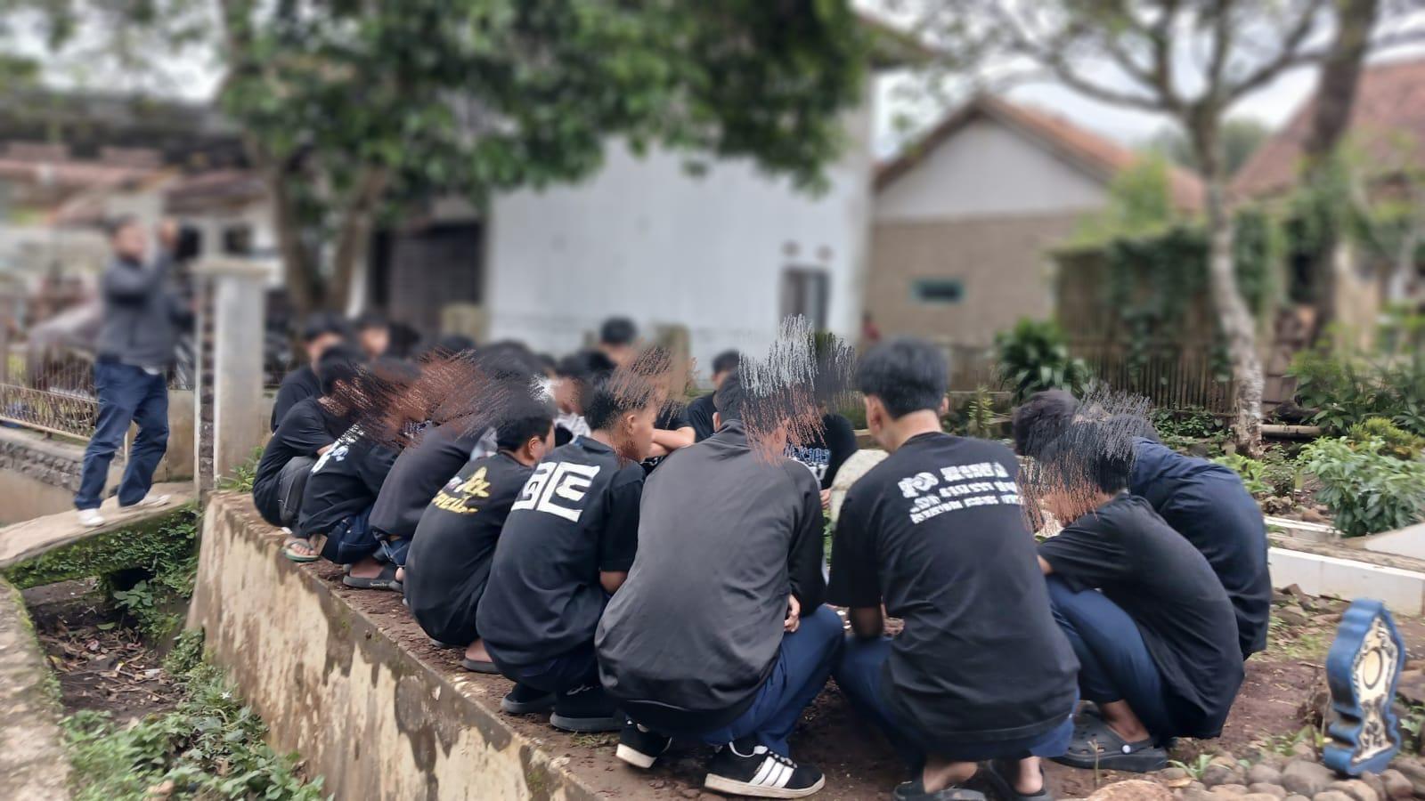Berpakaian Serba Hitam, Puluhan Teman Remaja Korban Miras Oplosan Doa Bersama dan Padati Makam di Sukaresik Tasikmalaya
