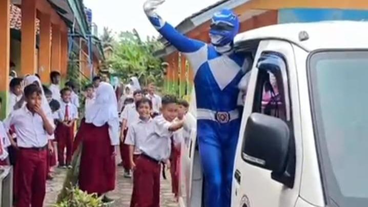 Power Ranger Biru Meriahkan Pembagian Makan Bergizi Gratis di Langensari Kota Banjar