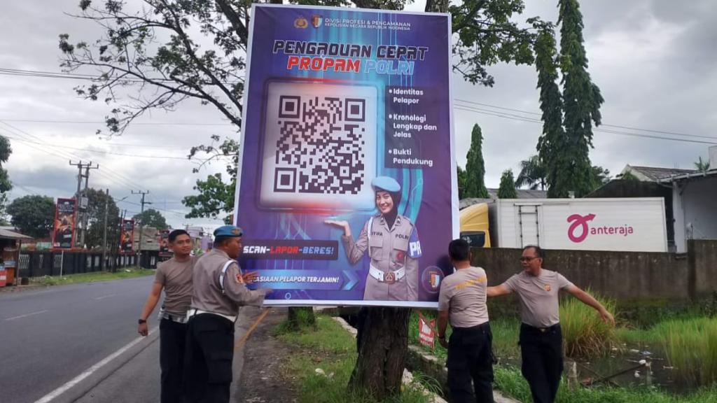 Tingkatkan Akses Pengaduan Cepat, Polsek Cikoneng Pasang Baliho Layanan Propam Berbasis QR