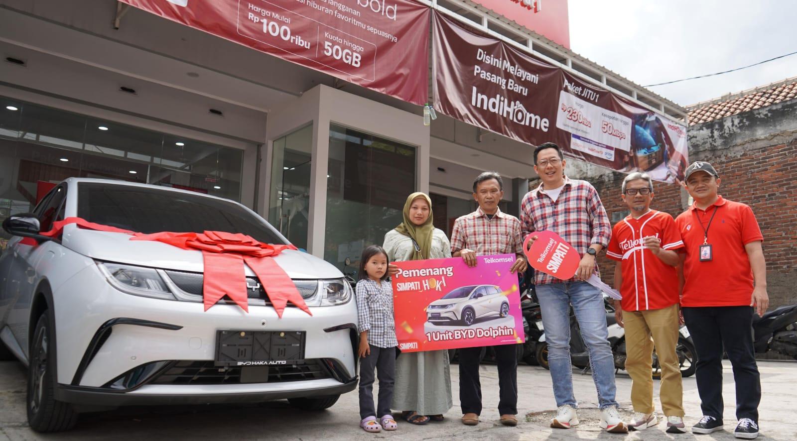 Telkomsel Serahkan Hadiah Grand Prize Mobil Listrik BYD Dolphin kepada Pemenang SIMPATI HOKI