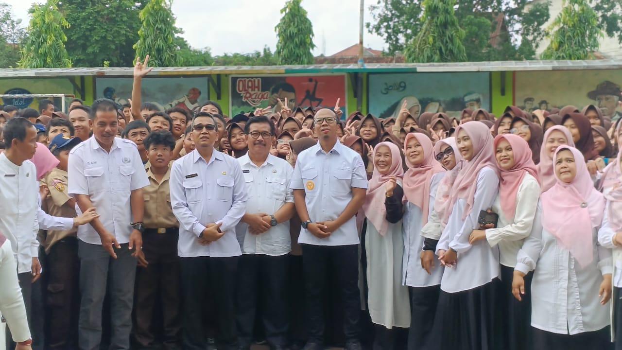 Wujud Nyata Program Tasik Pintar, Pemkot Tasikmalaya Salurkan Bantuan Alat Sekolah kepada Siswa