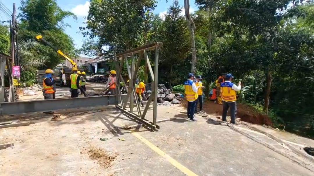Akses Terputus, Jembatan Cikaleho Mulai Dipasang Bailey dan Ditargetkan Berfungsi dalam Sepekan