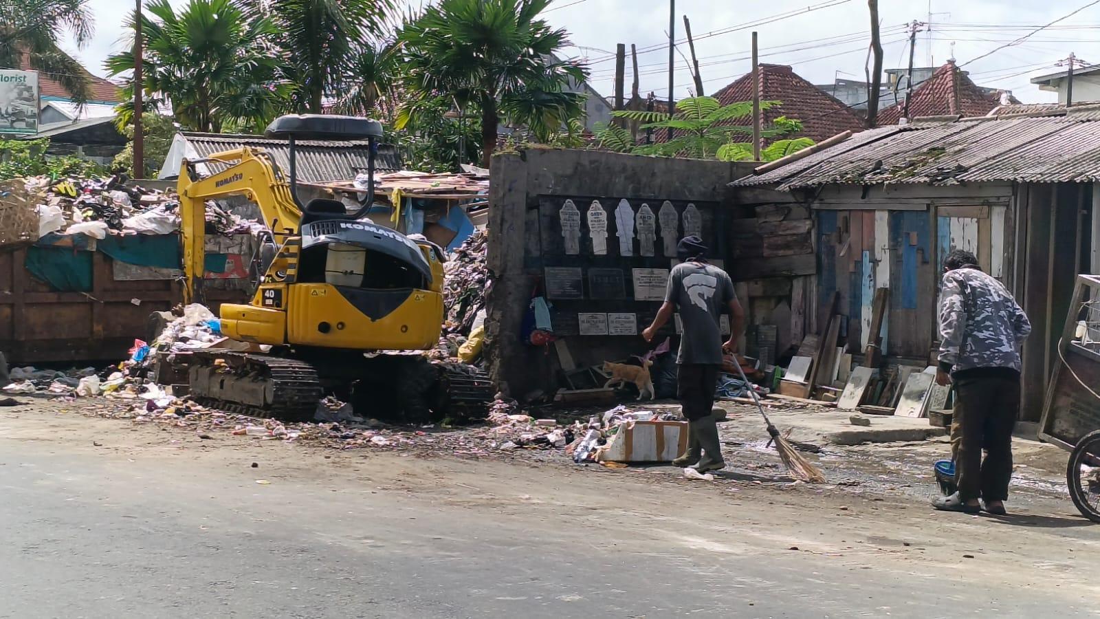 DLH Kota Tasikmalaya Angkut Tumpukan Sampah di TPS Pancasila