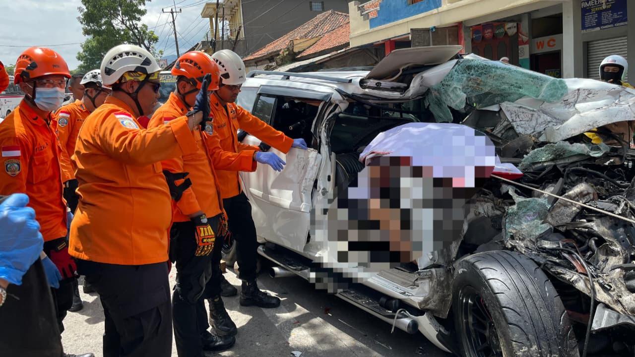 Warga Kawalu Tasikmalaya Tewas dalam Kecelakaan Pajero vs Truk Fuso di Cicalengka