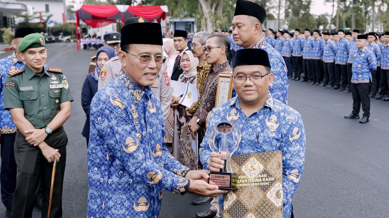 Bupati Herdiat Berikan Hadiah Kenaikan Jabatan untuk ASN Berprestasi di Ciamis