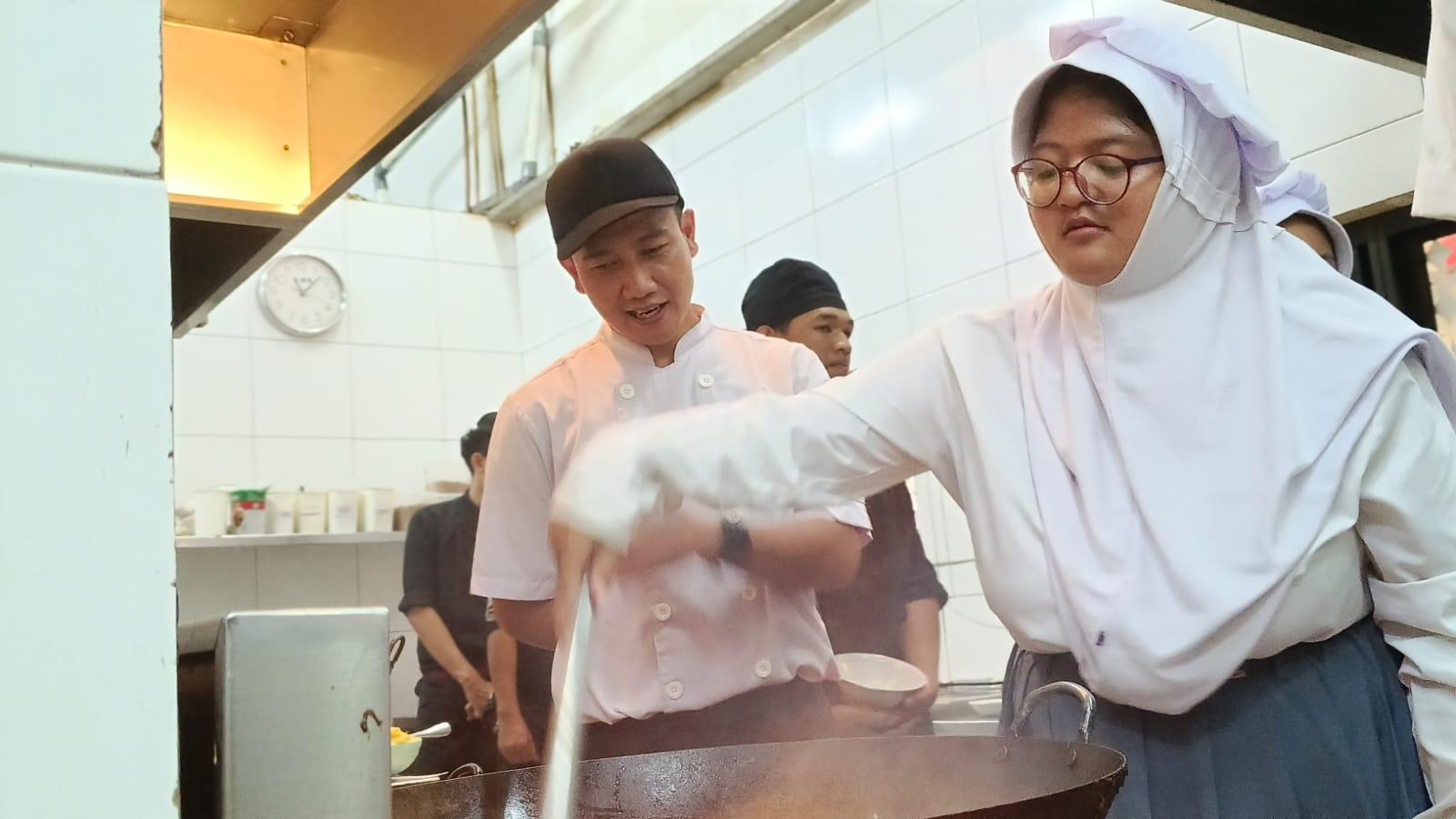 Bahagianya Anak Berkebutuhan di Tasikmalaya saat Ikuti Pelatihan Memasak di Hotel Horison