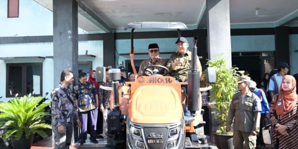 Pemkot Banjar Serahkan Traktor Roda Empat untuk Perkuat Produktivitas Petani Mekarharja
