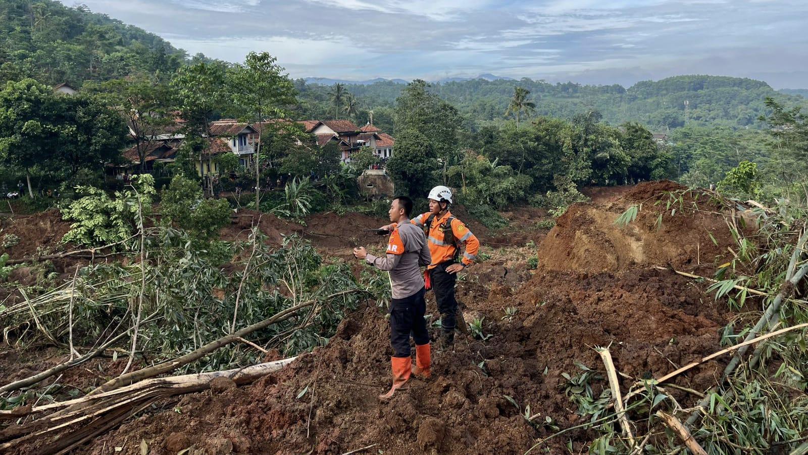 Tim SAR Gabungan Upayakan Pencarian Tiga Warga yang Tertimbun Longsor di Wargaluyu Bandung