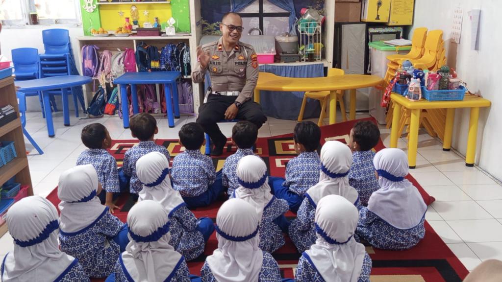 Unit Lantas Polsek Cihideung Berikan Edukasi Tertib Lalu Lintas kepada Anak-Anak RA Raihan Cempakawarna Kota Tasikmalaya