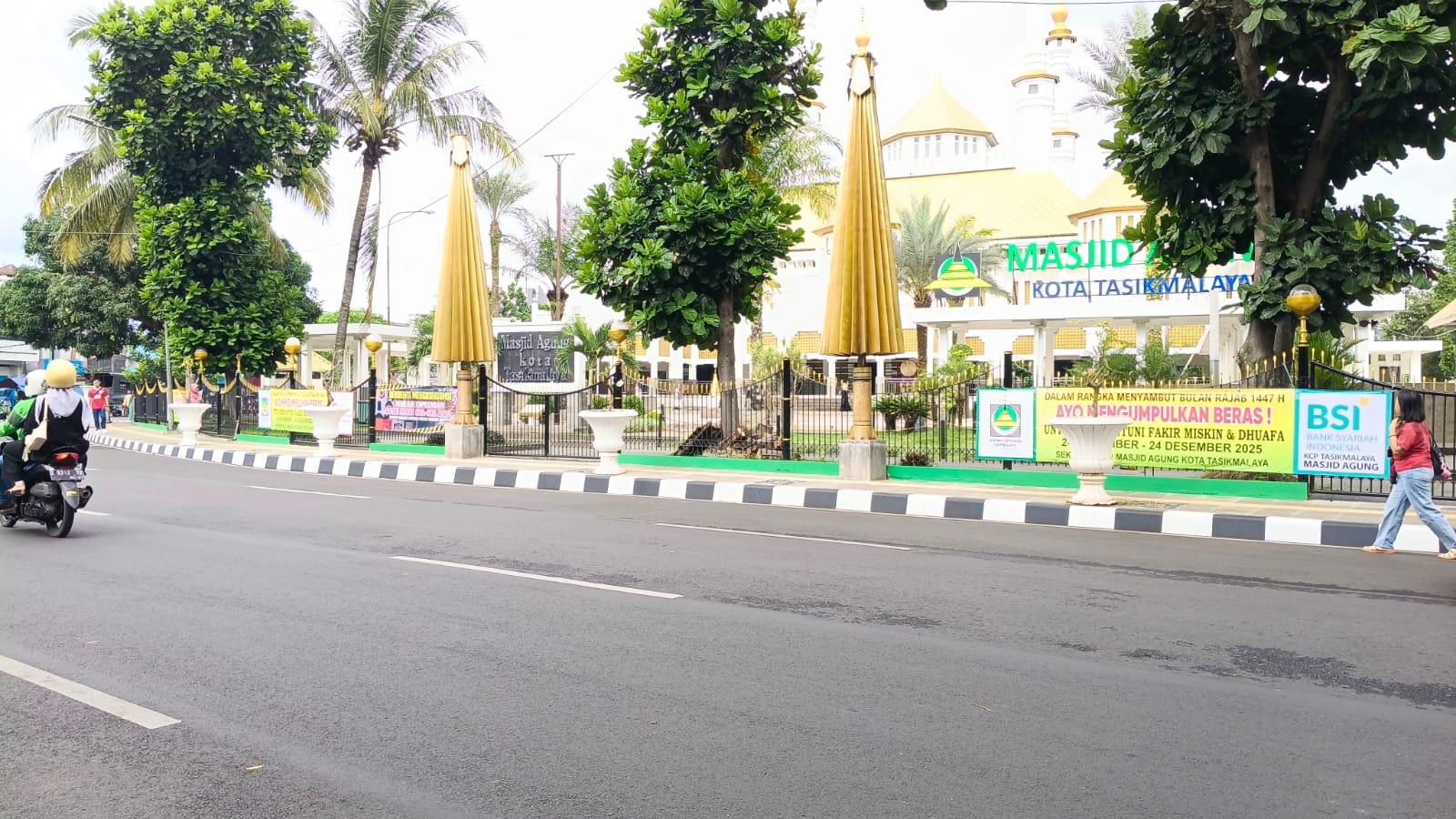 PKL dan Pedagang Reboan Mulai Dipindahkan, Area Masjid Agung Tasikmalaya Kini Tampak Lebih Rapi dan Nyaman
